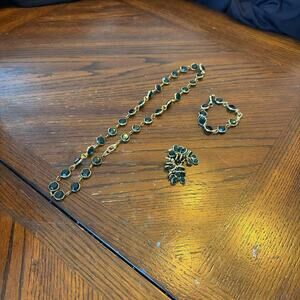 STUNNING, VINTAGE AUSTRIA USA GREEN CRYSTAL NECKLACE